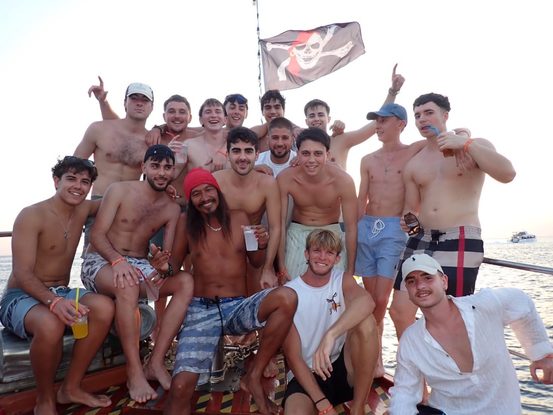 Grupo Wylder en barco pirata